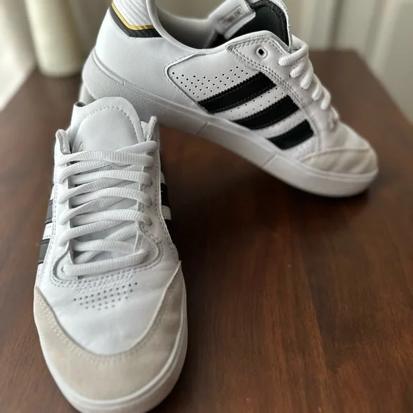 adidas gazelle silver green womens adidas Tyshawn Low Shoes main image 0